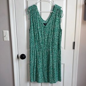 a.n.a. Green Floral V-Neck Sleeveless Dress